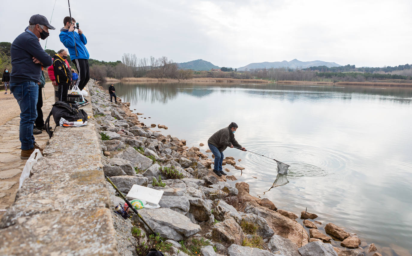 Fotos: La pesca regresa al pantano de La Grajera