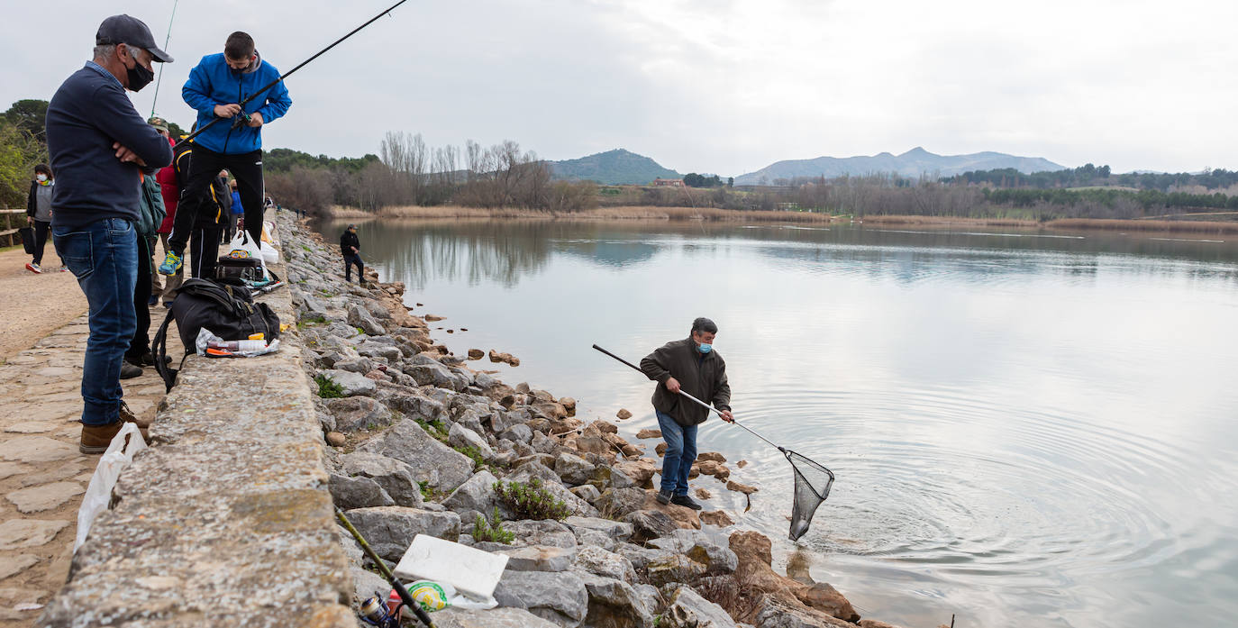 Fotos: La pesca regresa al pantano de La Grajera