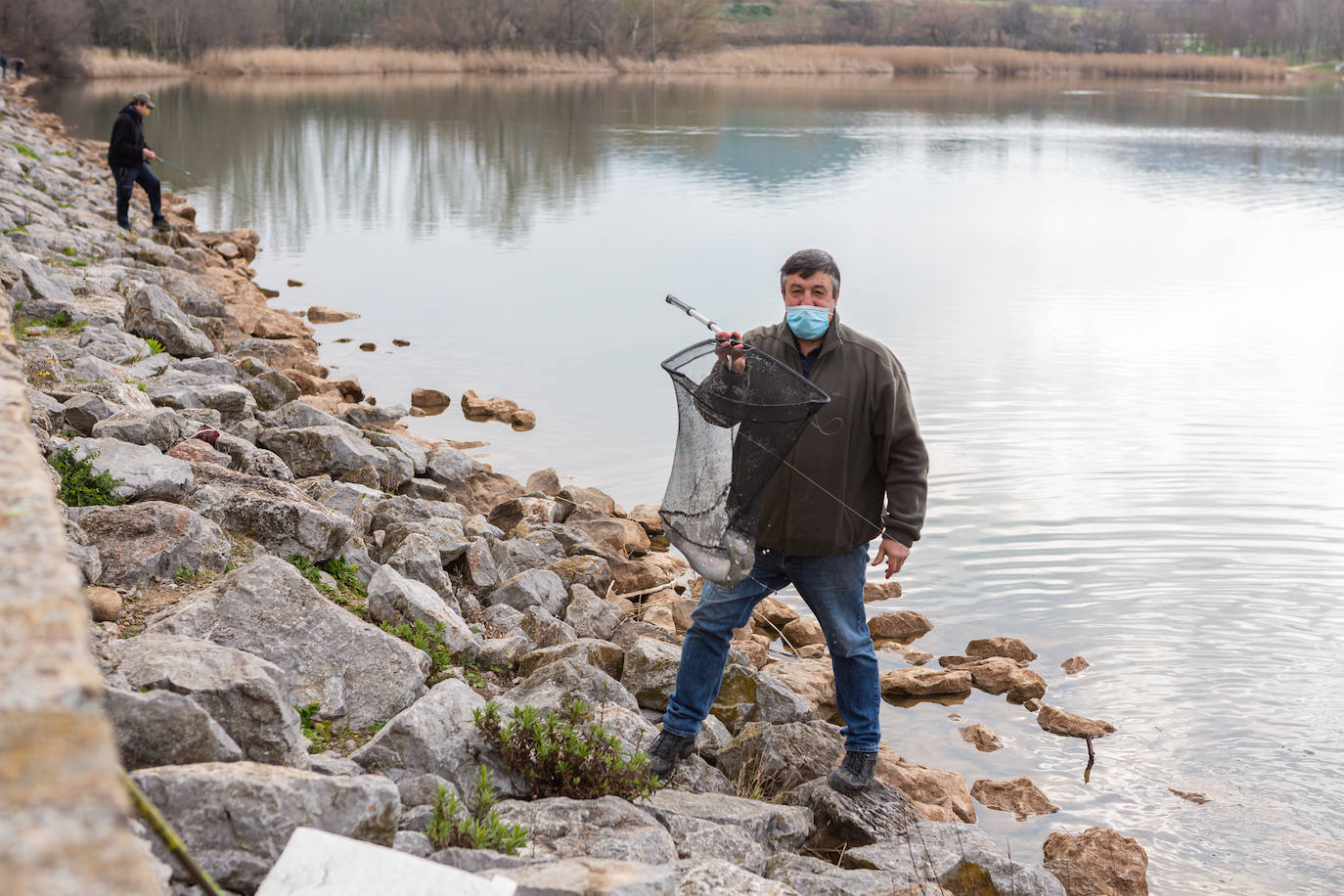 Fotos: La pesca regresa al pantano de La Grajera