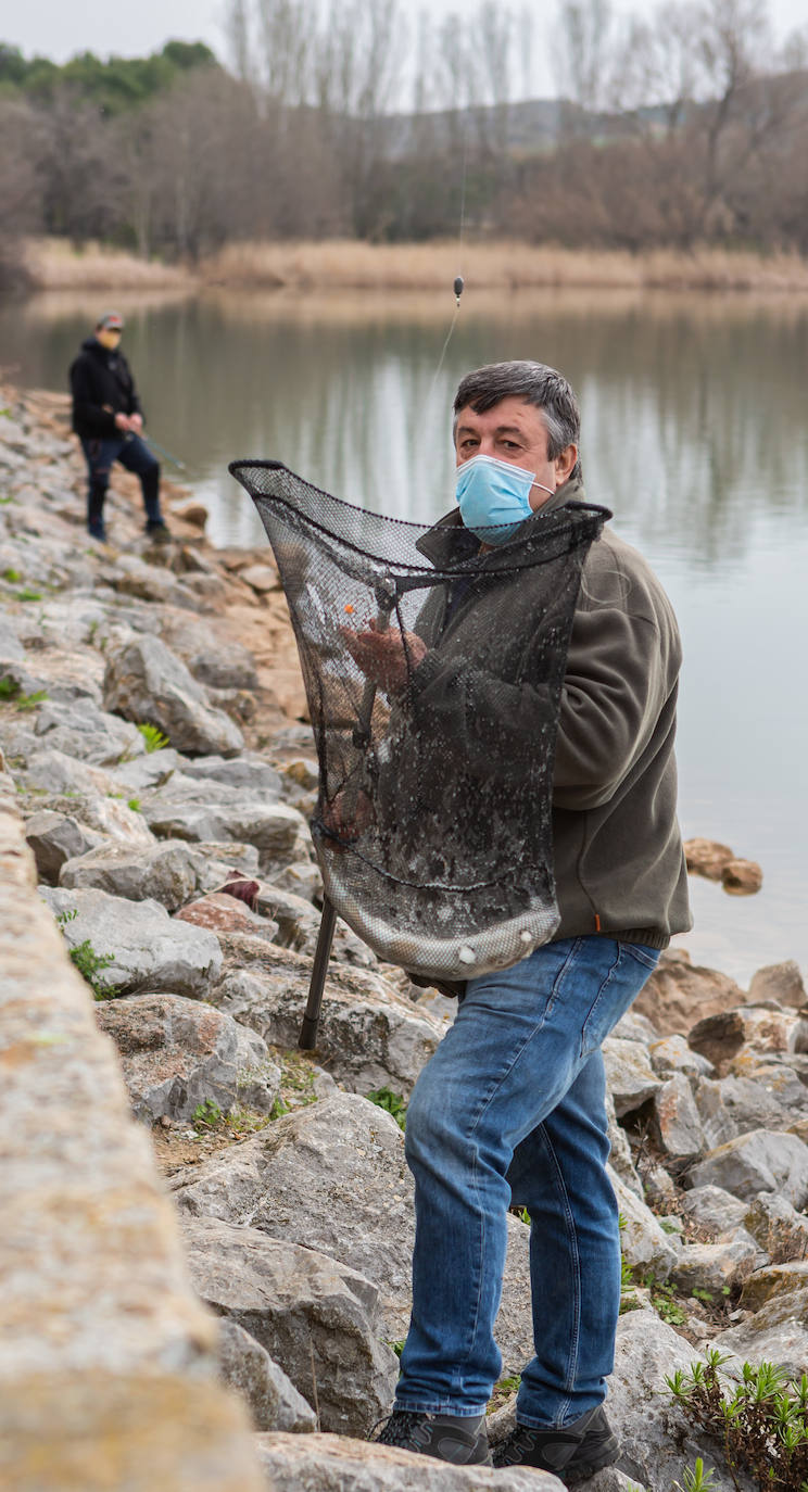 Fotos: La pesca regresa al pantano de La Grajera