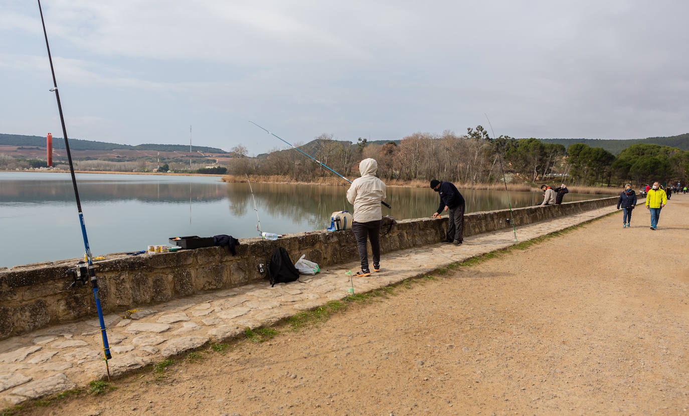 Fotos: La pesca regresa al pantano de La Grajera