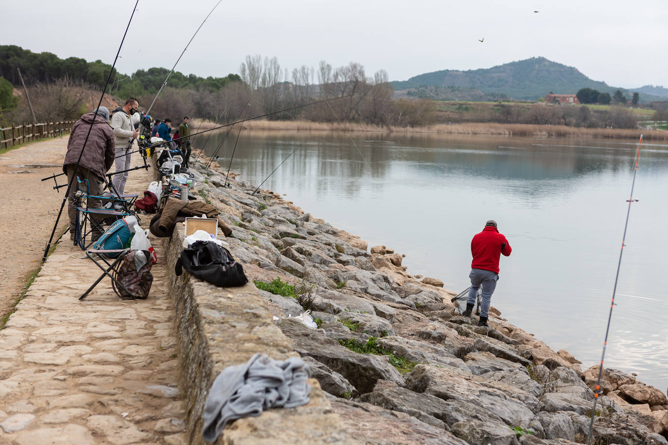 Fotos: La pesca regresa al pantano de La Grajera