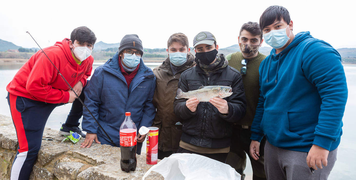 Fotos: La pesca regresa al pantano de La Grajera