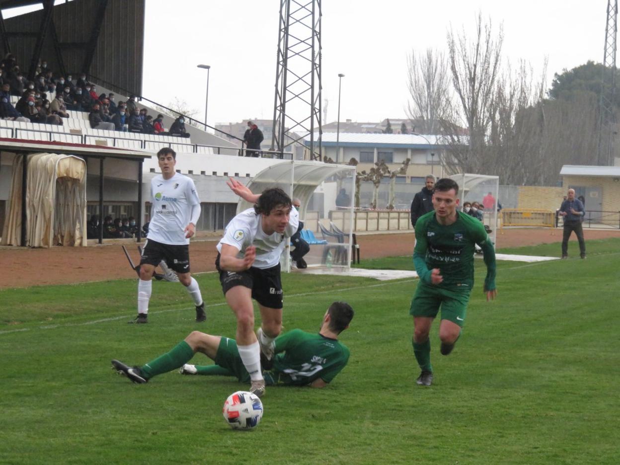 El blanquillo Aitor se lleva un balón disputado con Sicilia para poner un centro desede la banda derecha en busca del primer tanto. 