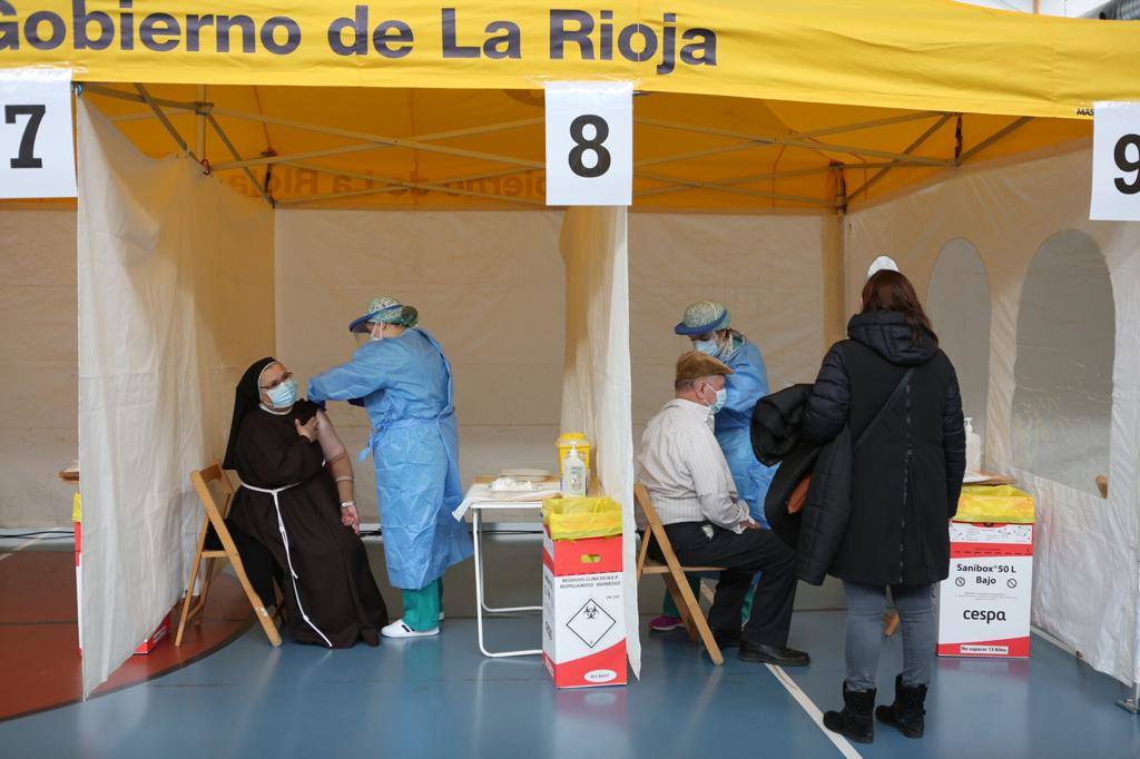 Ya ha comenzado la vacunación de los mayores de 80 años de Nájera y su comarca en el pabellón multiusos 'Ciudad de Nájera', una campaña que se va a llevar a cabo a lo largo de este lunes y de mañana martes. 