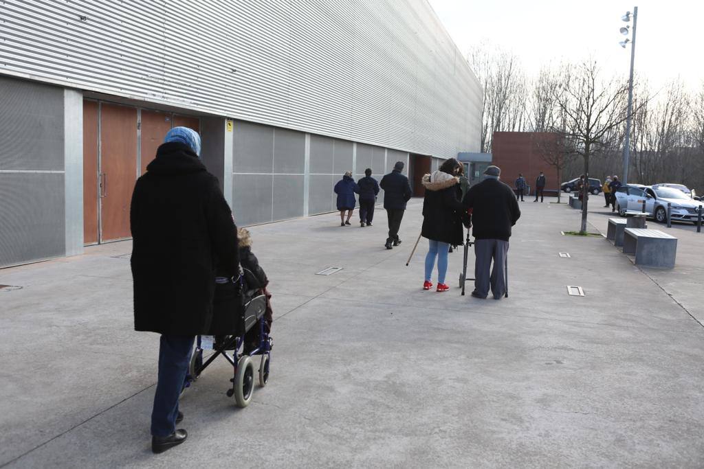 Ya ha comenzado la vacunación de los mayores de 80 años de Nájera y su comarca en el pabellón multiusos 'Ciudad de Nájera', una campaña que se va a llevar a cabo a lo largo de este lunes y de mañana martes. 