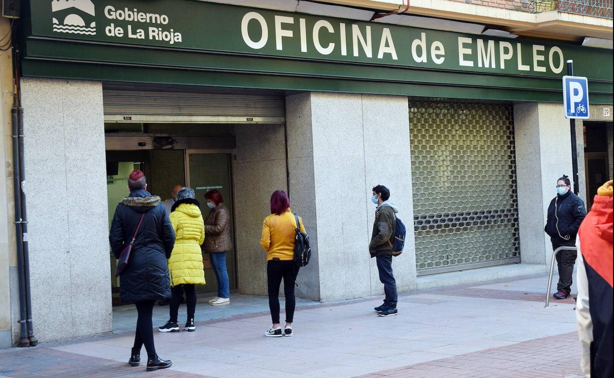 Ciudadanos hacen fila en el exterior de la Oficina de Empleo en Logroño. 