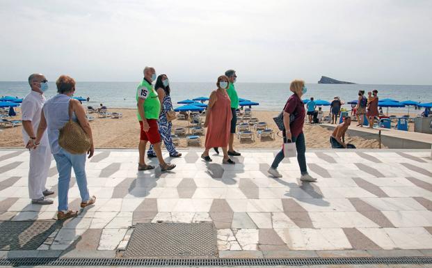 Turistas en el paseo marítimo de Benidorm.