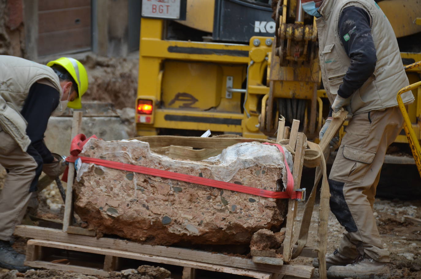 Fotos: Extracción de una canalización de la época romana en Calahorra