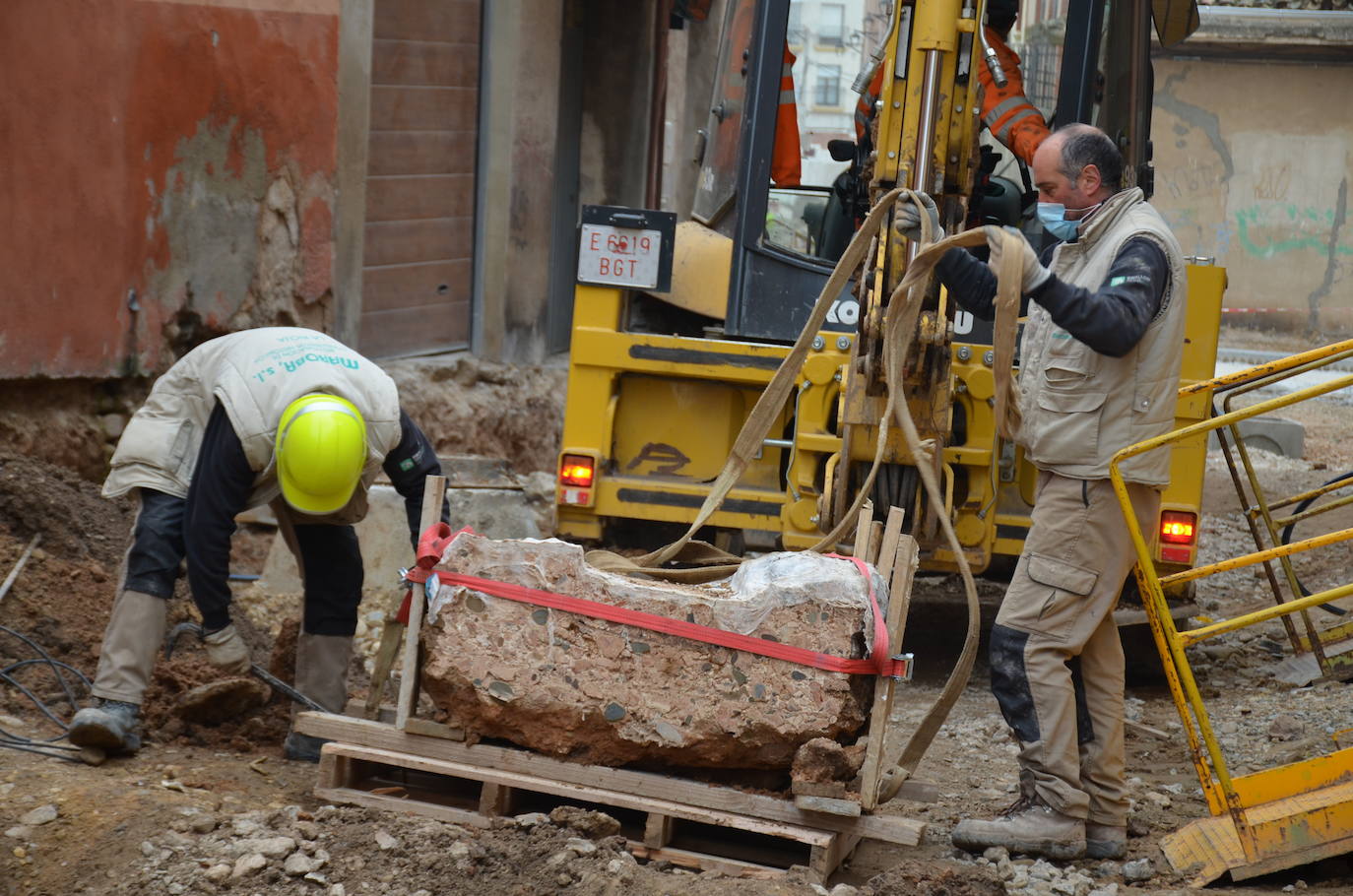 Fotos: Extracción de una canalización de la época romana en Calahorra