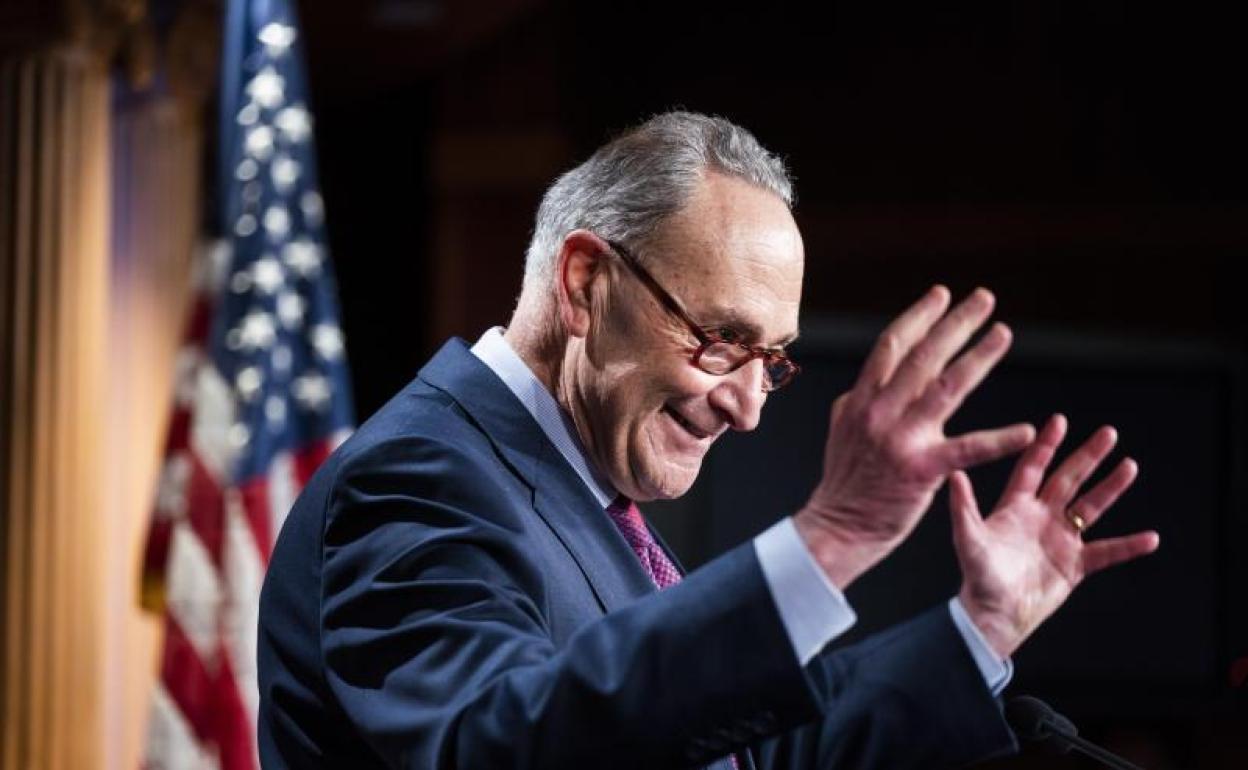 El líder demócrata del Senado, Chuck Schumer, celebra la aprobación del plan de estímulo.