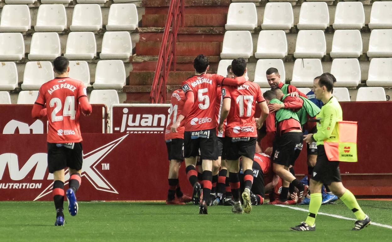 Los jugadores de la UD Logroñés celebran el gol de Mesa. 