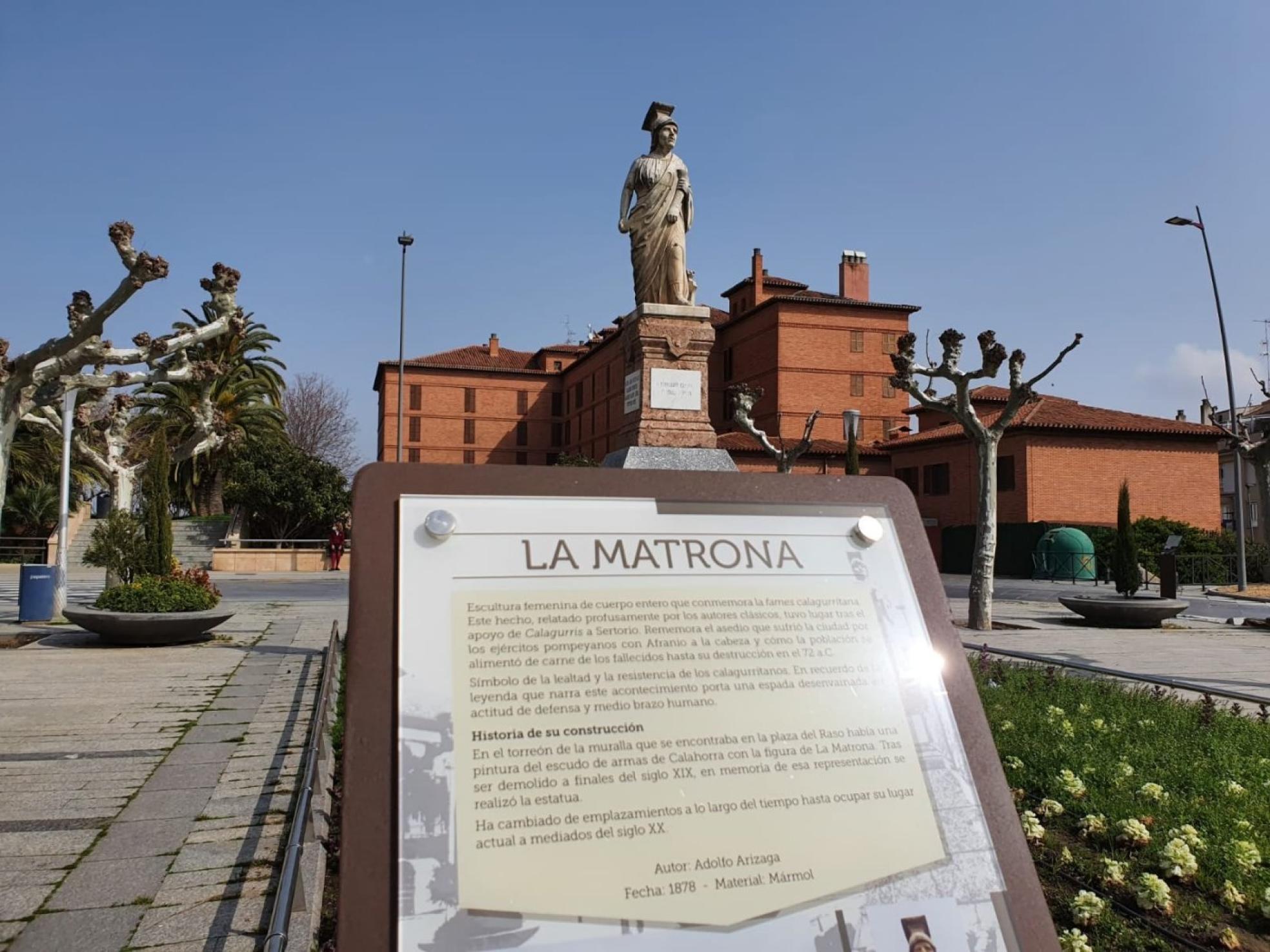 Señalización de la escultura de La Matrona. 