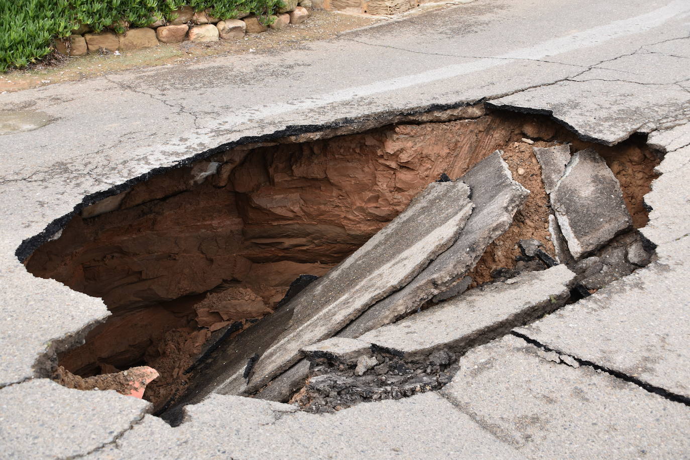 Fotos: Hundimiento de una calle en Ausejo