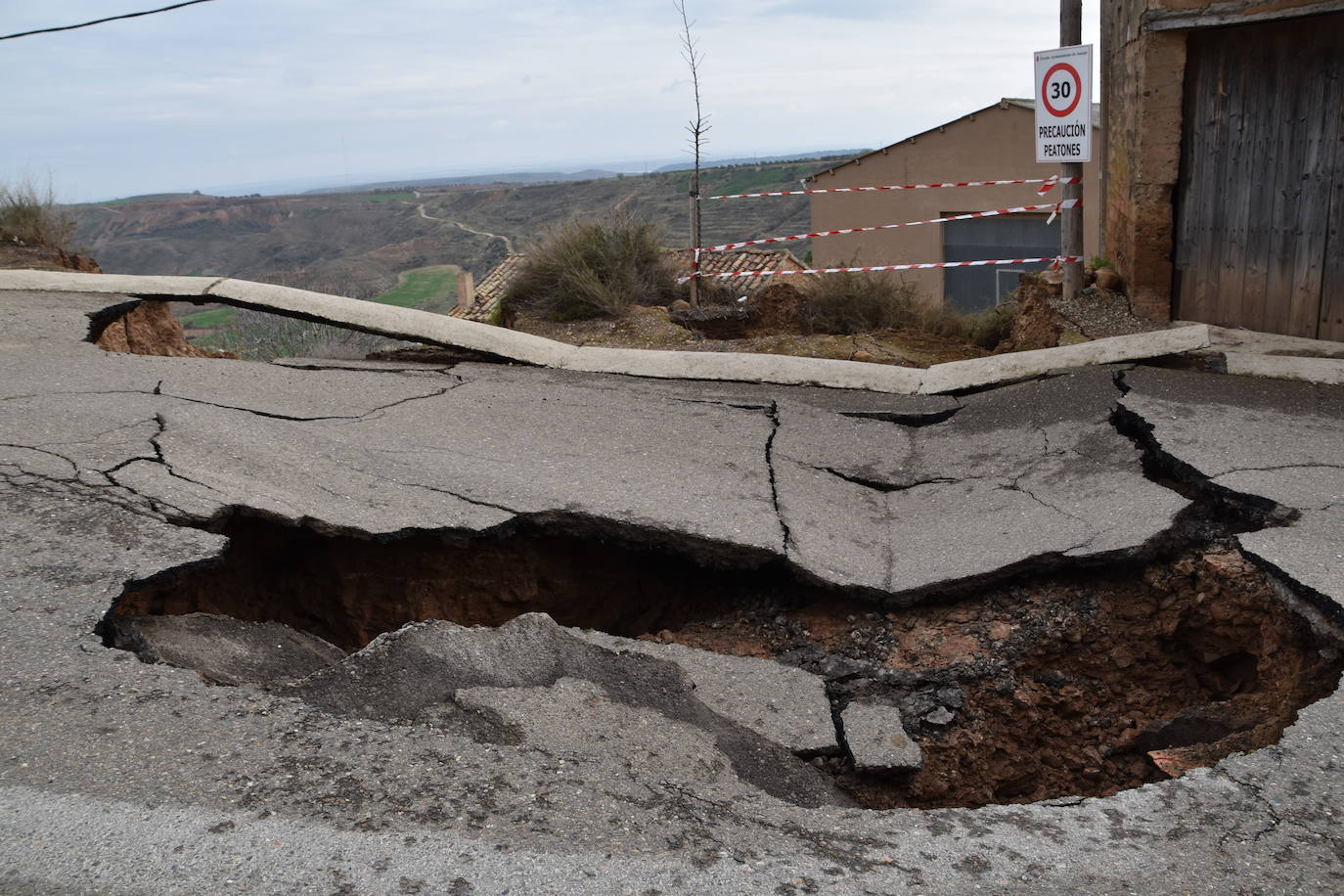 Fotos: Hundimiento de una calle en Ausejo