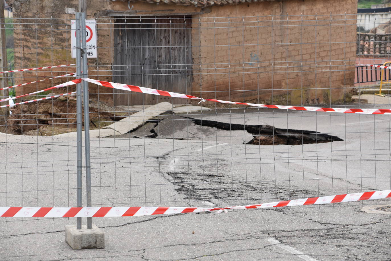 Fotos: Hundimiento de una calle en Ausejo