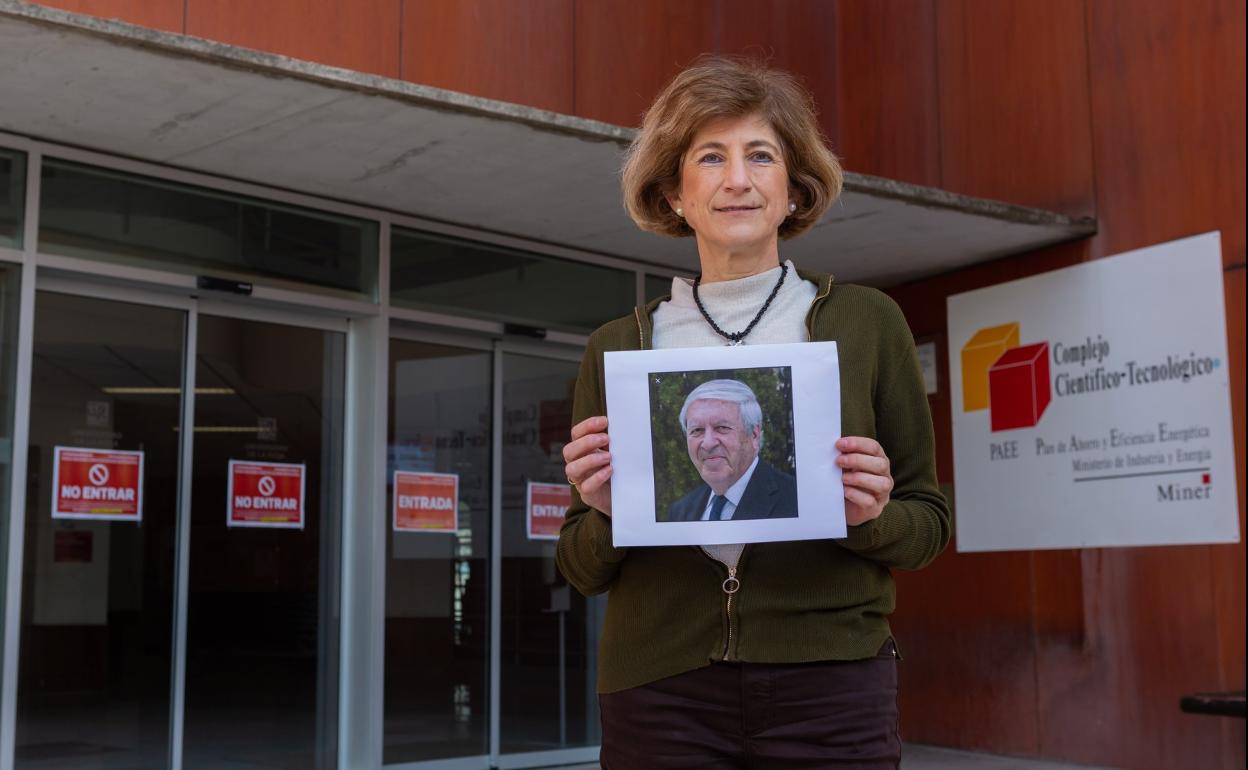 Carmen Torres sostiene un retrato de Fernando Baquero