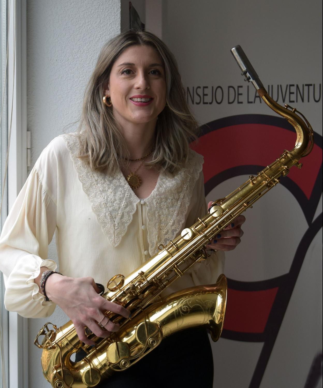 Leticia, con su saxo, en el Consejo de la Juventud.