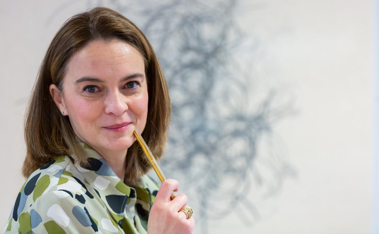 Silvia Lindner posa con una estilográfica que le regaló su madre y que perteneció a su padre. 