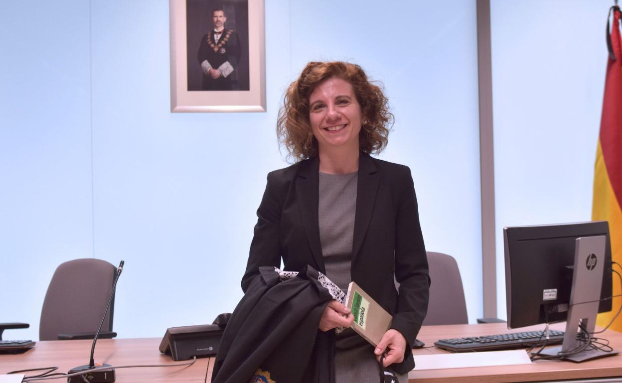 Cecilia de la Iglesia, con su toga y la Constitución. 