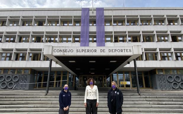 La presidenta del CSD, Irene Lozano, entre Lydia Valentín (d) y María Delgado. 