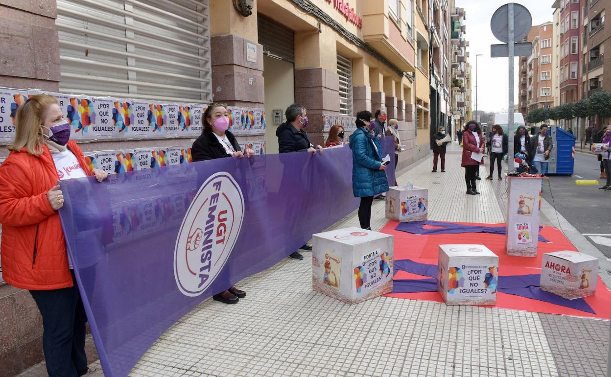 Imagen de la concetración en la sede de UGT. 