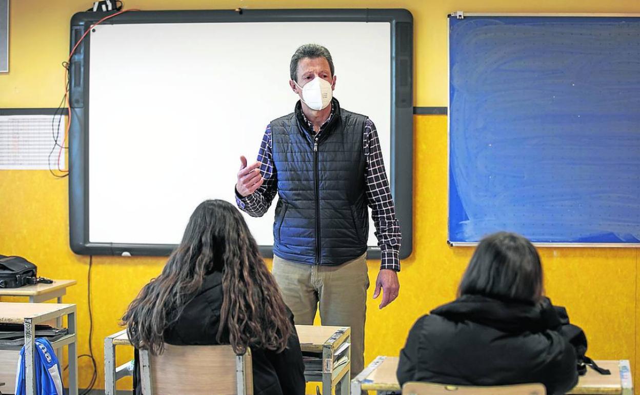 Adolfo Lezana, director de Maristas, impartiendo una clase.