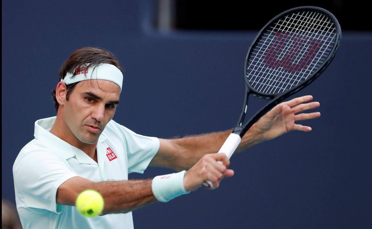 Roger Federer golpea la bola en un partido de marzo de 2019. 