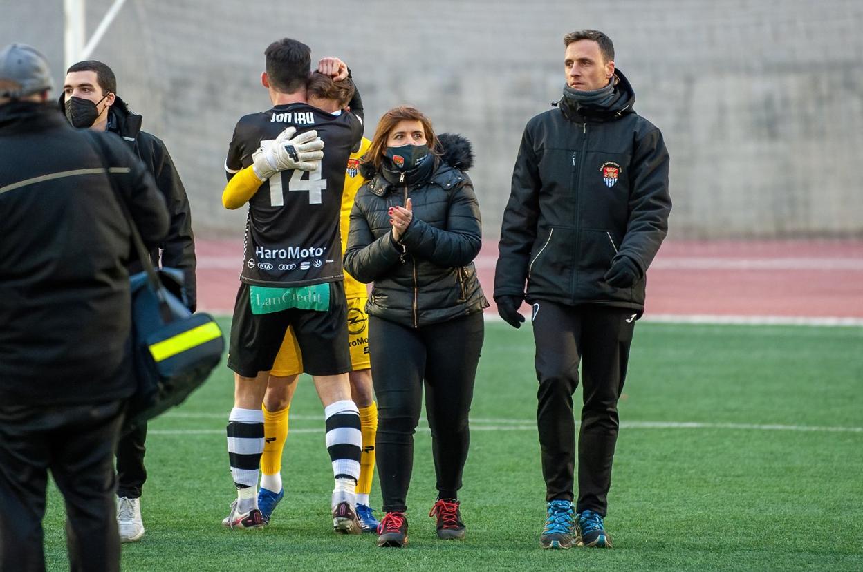 Sonia Corral anima a sus jugadores al término de un partido. 