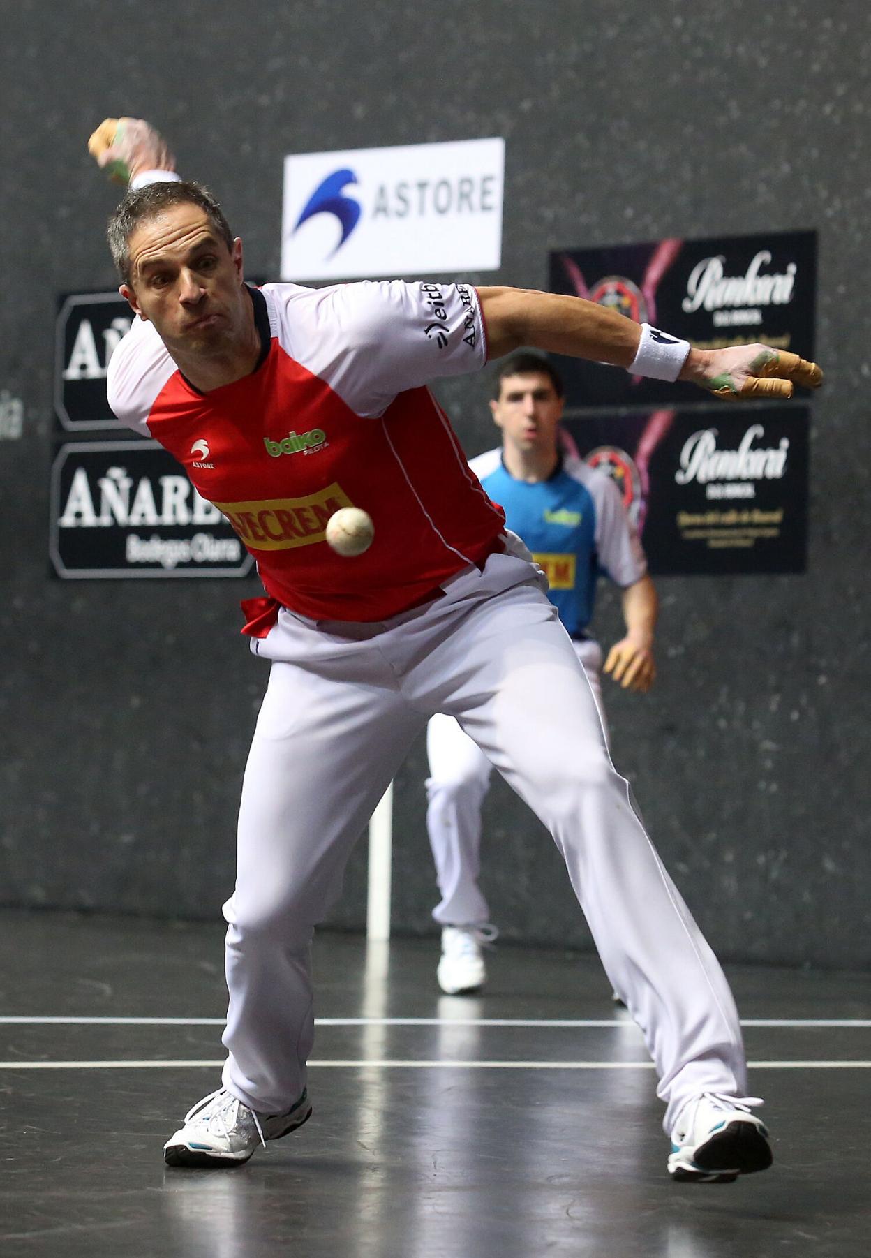Aimar Olaizola arma su brazo derecho. 