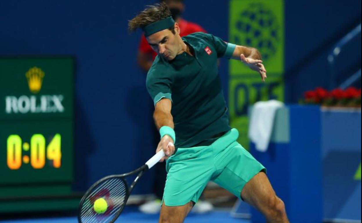 Roger Federer golpea la bola durante su partido ante Daniel Evans. 