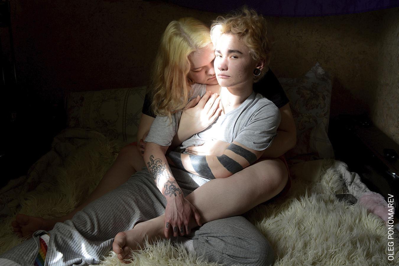 Nominada a mejor fotografía del año. Una mujer abraza a su pareja trans en San Petersburgo. 