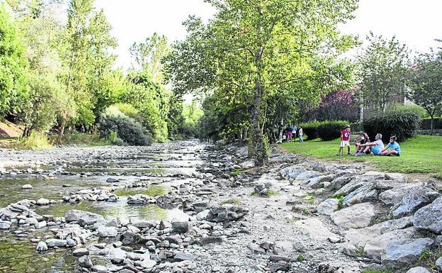 Arriba, el lugar en Cihuri donde el Oja desemboca en el Tirón y pasa a ser este último. A la derecha, el río a su paso por Ezcaray, en verano. 