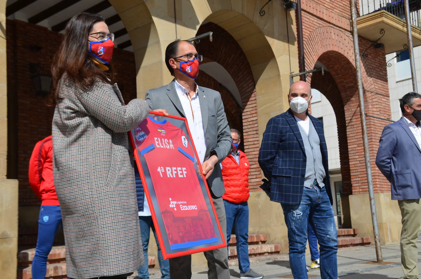 La alcaldesa, Elisa Garrido, ha recibido en el Ayuntamiento a una representación del club rojillo para felicitarles por su ascenso a la Liga PRO. 