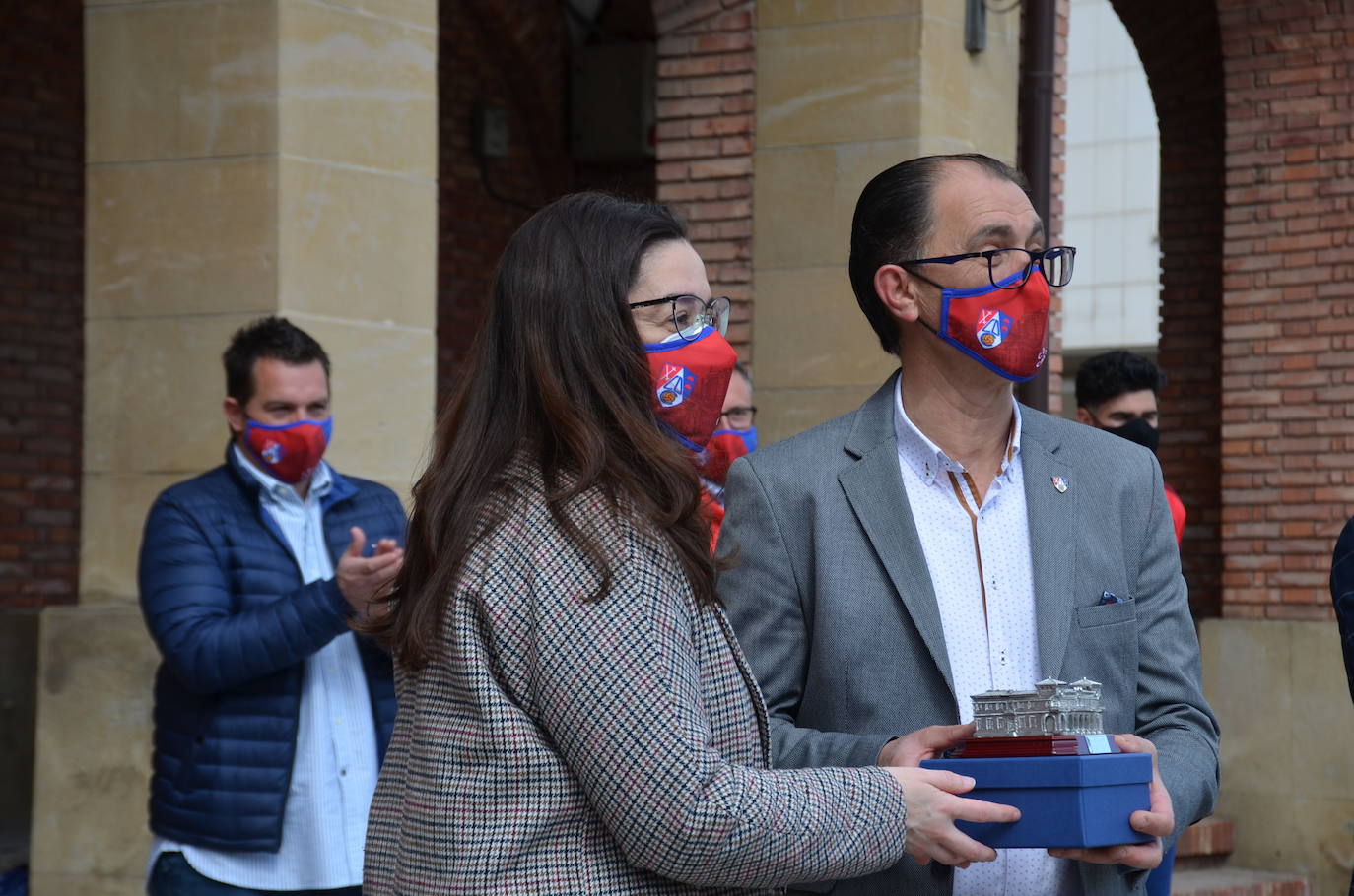 La alcaldesa, Elisa Garrido, ha recibido en el Ayuntamiento a una representación del club rojillo para felicitarles por su ascenso a la Liga PRO. 