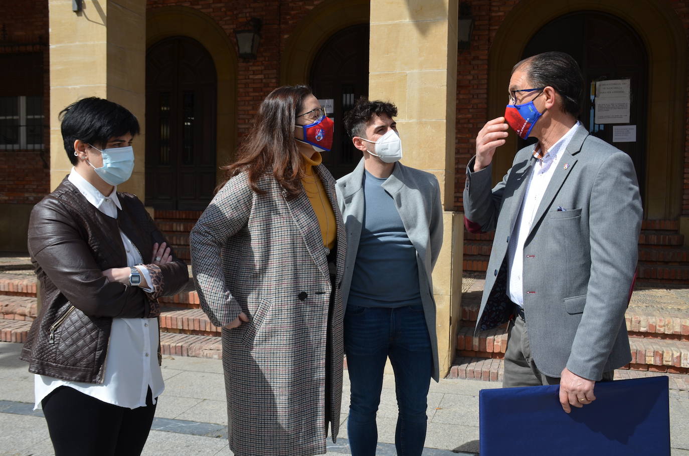 La alcaldesa, Elisa Garrido, ha recibido en el Ayuntamiento a una representación del club rojillo para felicitarles por su ascenso a la Liga PRO. 