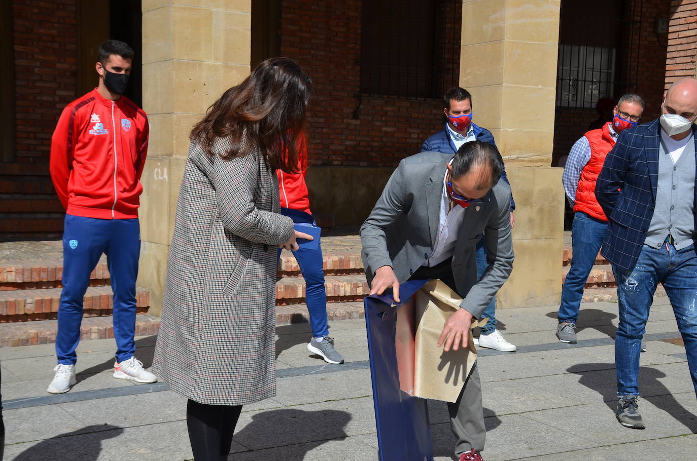 La alcaldesa, Elisa Garrido, ha recibido en el Ayuntamiento a una representación del club rojillo para felicitarles por su ascenso a la Liga PRO. 