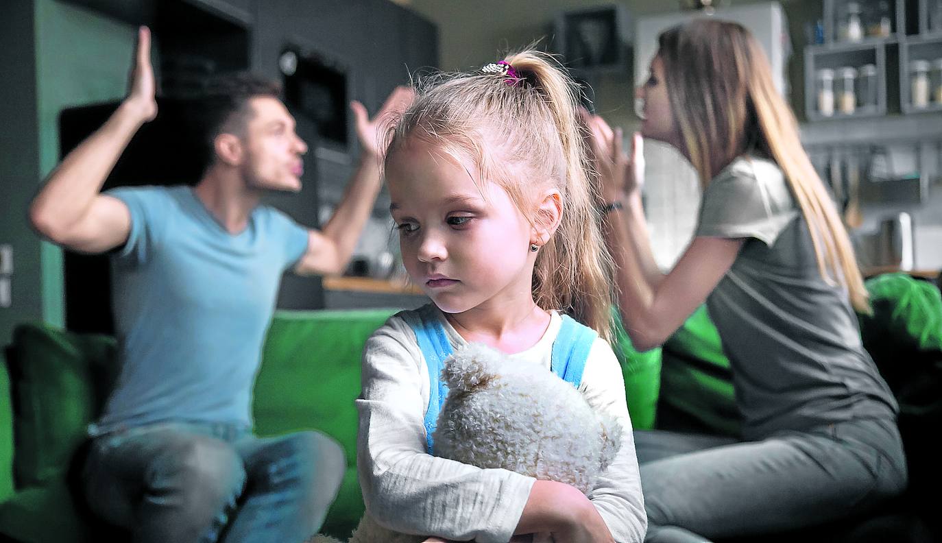 Una niña presencia una pelea entre sus padres. 