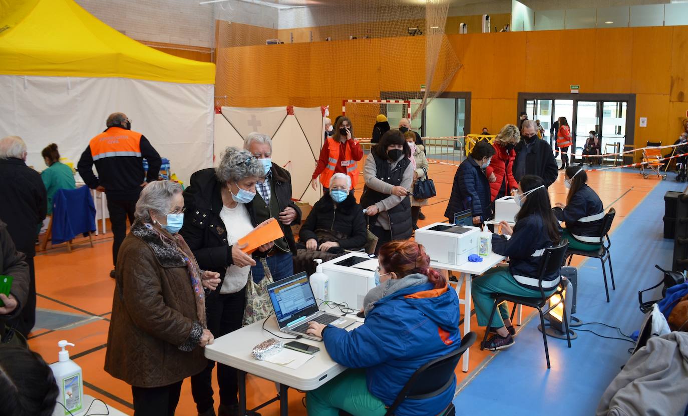 Fotos: Salud pondrá hoy más de 1.200 dosis a las personas mayores de 80 años de la comarca de Calahorra