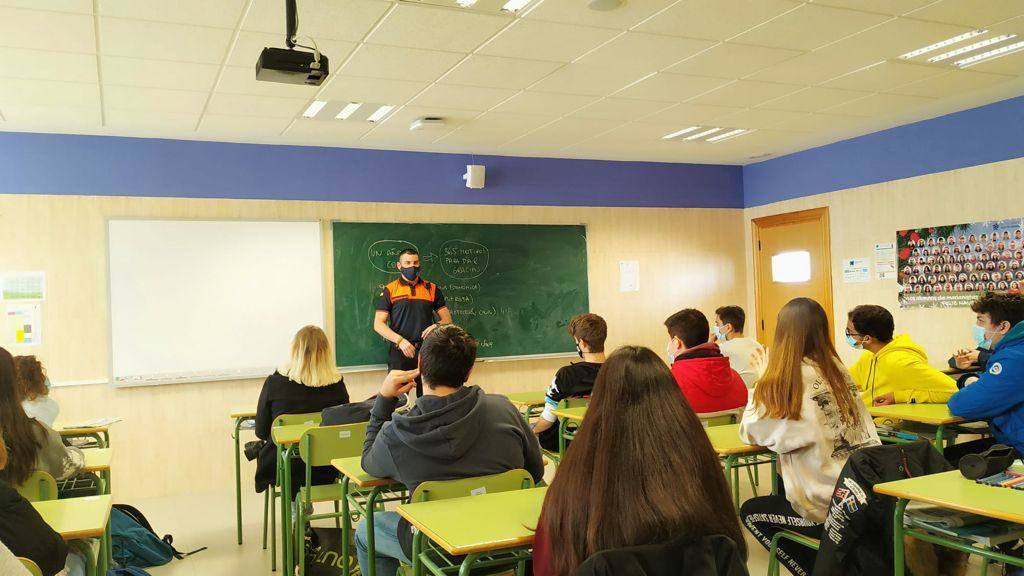 El colegio Santa María homenajea a los trabajadores de primera línea de la pandemia. Miembros de Protección Civil, Guardia Civil, Rioja Salud, Bomberos, Cruz Roja, Policía Local, Policía Nacional y UME acudieron al centro.