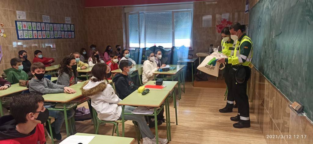 El colegio Santa María homenajea a los trabajadores de primera línea de la pandemia. Miembros de Protección Civil, Guardia Civil, Rioja Salud, Bomberos, Cruz Roja, Policía Local, Policía Nacional y UME acudieron al centro.