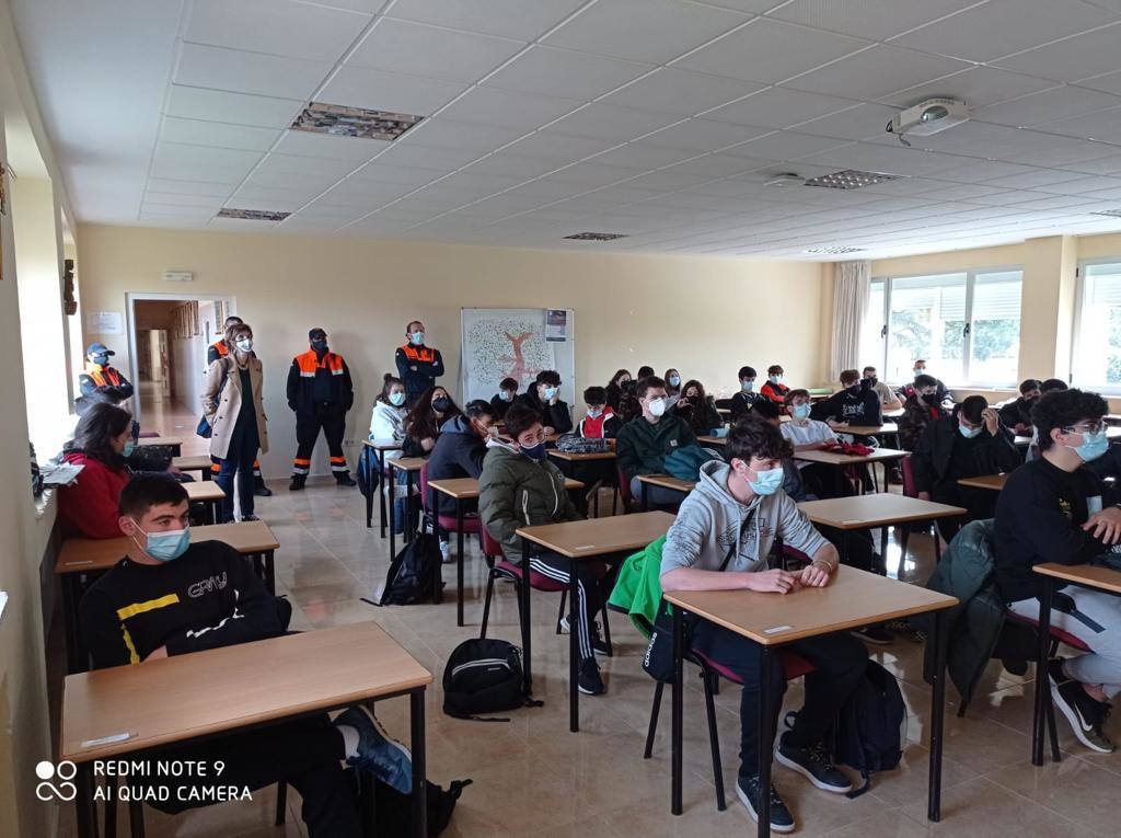 El colegio Santa María homenajea a los trabajadores de primera línea de la pandemia. Miembros de Protección Civil, Guardia Civil, Rioja Salud, Bomberos, Cruz Roja, Policía Local, Policía Nacional y UME acudieron al centro.