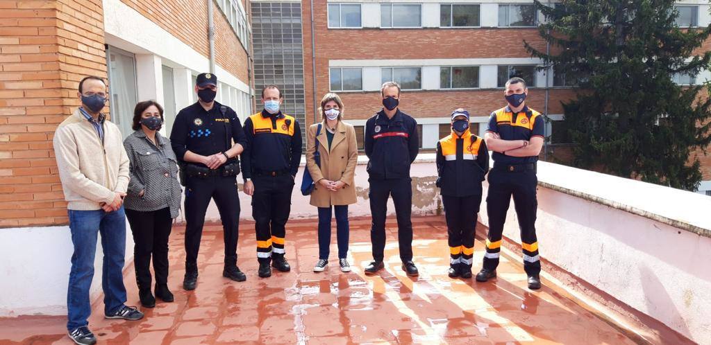 El colegio Santa María homenajea a los trabajadores de primera línea de la pandemia. Miembros de Protección Civil, Guardia Civil, Rioja Salud, Bomberos, Cruz Roja, Policía Local, Policía Nacional y UME acudieron al centro.