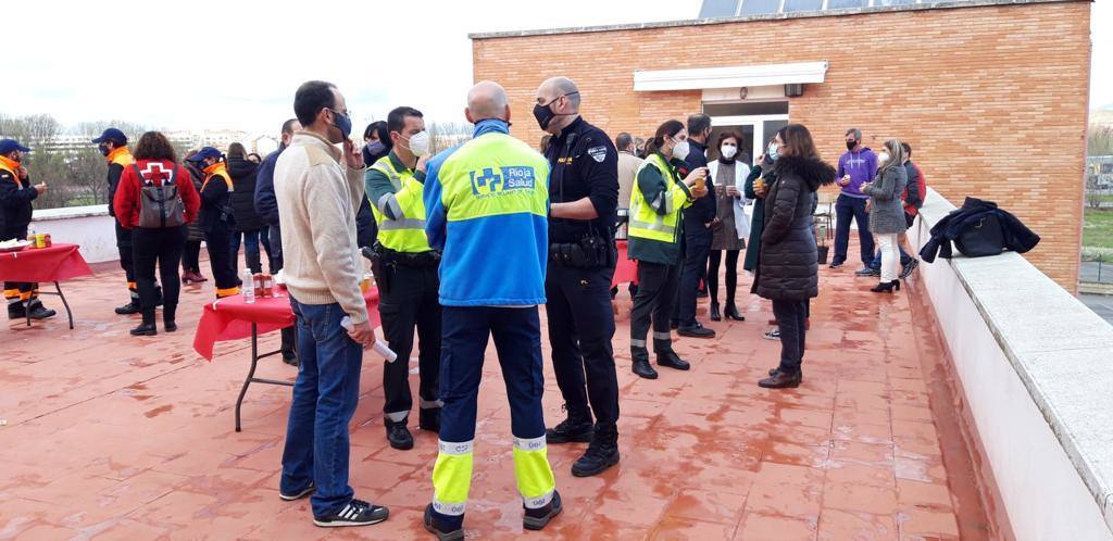 El colegio Santa María homenajea a los trabajadores de primera línea de la pandemia. Miembros de Protección Civil, Guardia Civil, Rioja Salud, Bomberos, Cruz Roja, Policía Local, Policía Nacional y UME acudieron al centro.