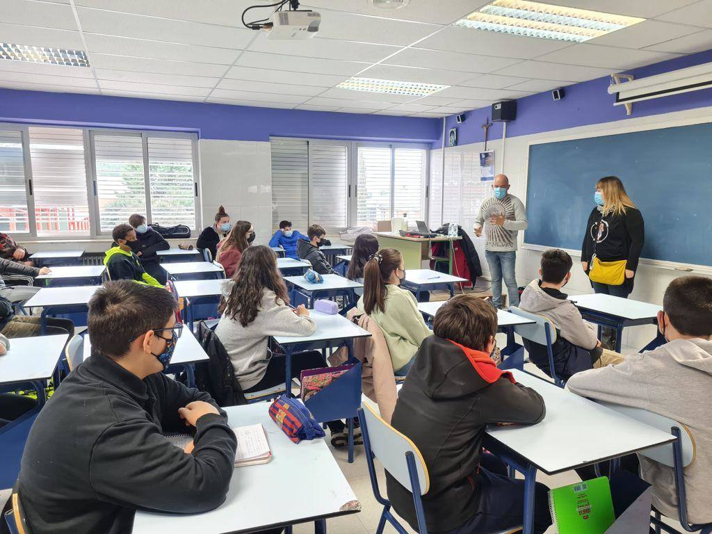 El colegio Santa María homenajea a los trabajadores de primera línea de la pandemia. Miembros de Protección Civil, Guardia Civil, Rioja Salud, Bomberos, Cruz Roja, Policía Local, Policía Nacional y UME acudieron al centro.