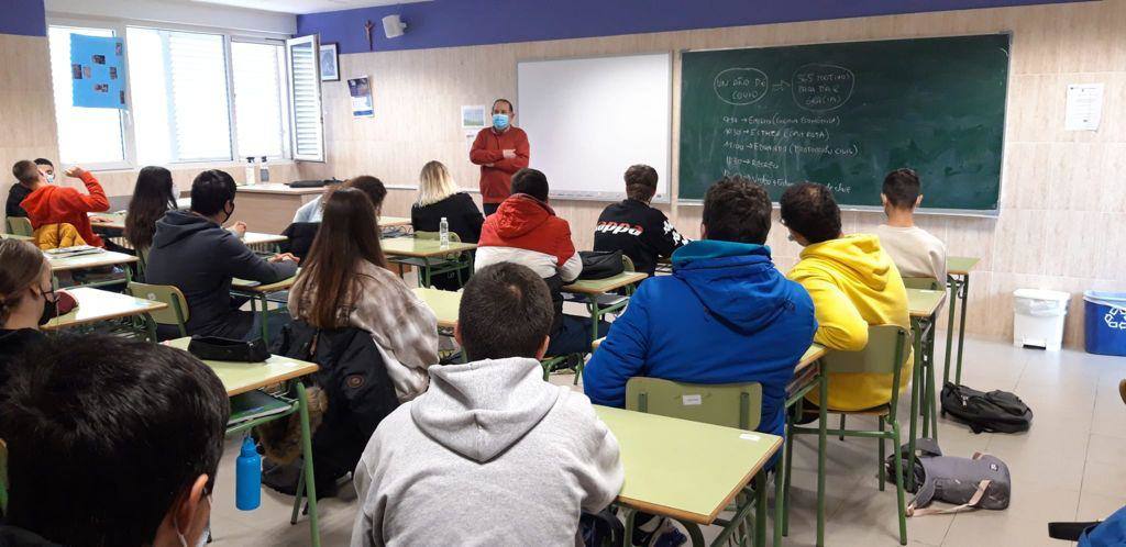 El colegio Santa María homenajea a los trabajadores de primera línea de la pandemia. Miembros de Protección Civil, Guardia Civil, Rioja Salud, Bomberos, Cruz Roja, Policía Local, Policía Nacional y UME acudieron al centro.