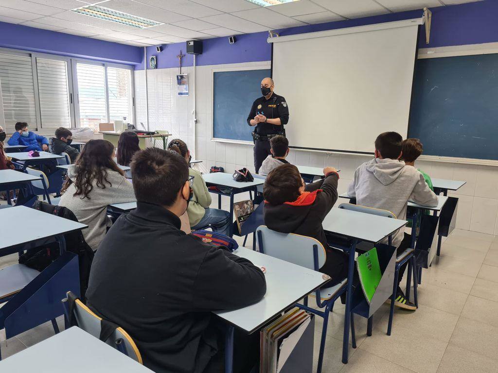 El colegio Santa María homenajea a los trabajadores de primera línea de la pandemia. Miembros de Protección Civil, Guardia Civil, Rioja Salud, Bomberos, Cruz Roja, Policía Local, Policía Nacional y UME acudieron al centro.