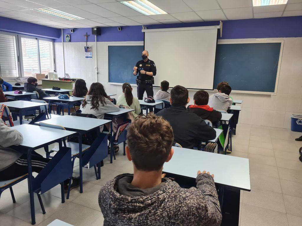 El colegio Santa María homenajea a los trabajadores de primera línea de la pandemia. Miembros de Protección Civil, Guardia Civil, Rioja Salud, Bomberos, Cruz Roja, Policía Local, Policía Nacional y UME acudieron al centro.