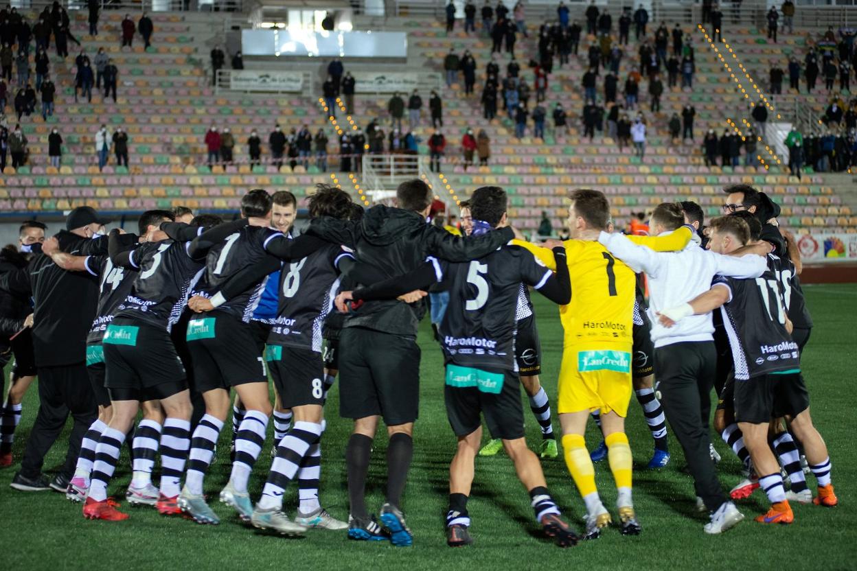 El Haro celebraba la victoria al término del encuentro ante el Izarra en el partido anterior. 