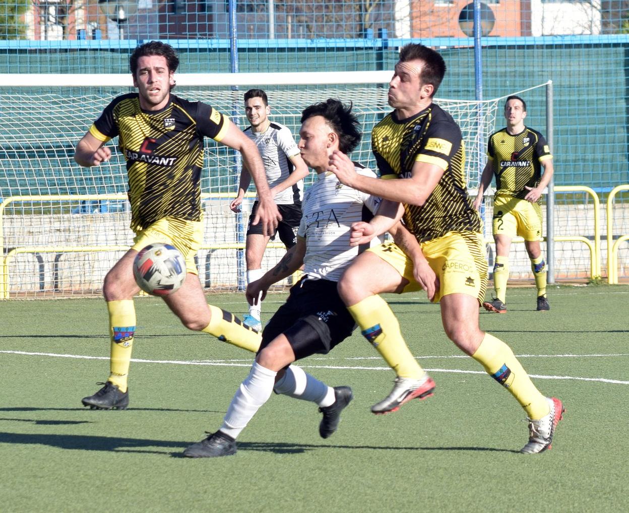 Jonathan Tenorio intenta hacerese con el esférico. 